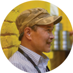 Một cán bộ hưu trí đến mua cây tại nhà vườn